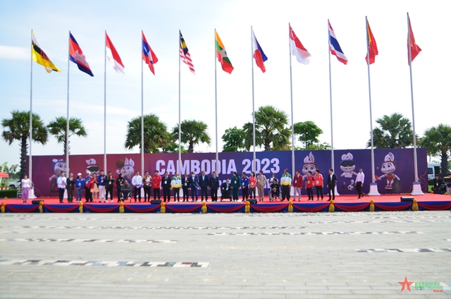 Lễ thượng cờ các đoàn thể thao tại ASEAN Para Games 12 - Ảnh 1.