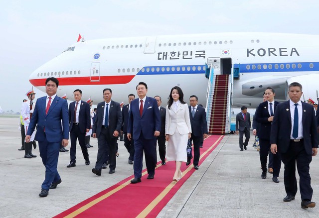 Tổng thống Hàn Quốc và Phu nhân đến Hà Nội, bắt đầu chuyến thăm Việt Nam - Ảnh 3.