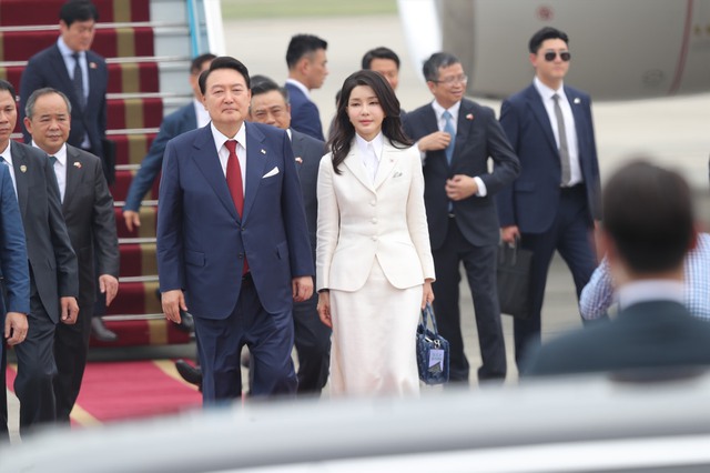 Tổng thống Hàn Quốc và Phu nhân đến Hà Nội, bắt đầu chuyến thăm Việt Nam - Ảnh 2.