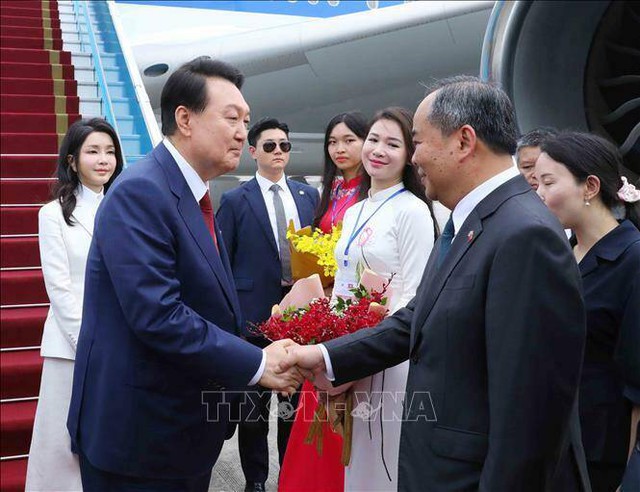 Tổng thống Hàn Quốc và Phu nhân đến Hà Nội, bắt đầu chuyến thăm Việt Nam - Ảnh 4.