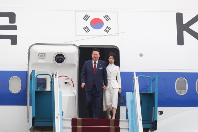 Tổng thống Hàn Quốc và Phu nhân đến Hà Nội, bắt đầu chuyến thăm Việt Nam - Ảnh 1.