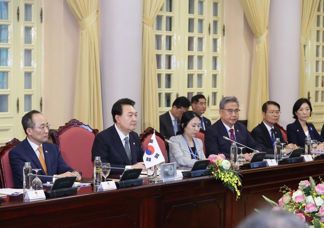 Chủ tịch nước Võ Văn Thưởng hội đàm với Tổng thống Hàn Quốc Yoon Suk Yeol  - Ảnh 4.
