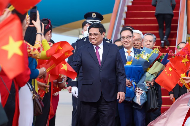 Thủ tướng Phạm Minh Chính tới Bắc Kinh, bắt đầu thăm chính thức Trung Quốc và dự Diễn đàn Kinh tế thế giới - Ảnh 3.