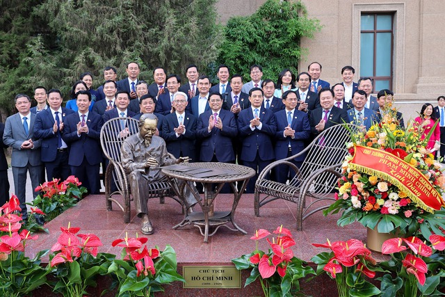 Thủ tướng thăm Đại sứ quán và gặp gỡ cộng đồng người Việt Nam tại Trung Quốc - Ảnh 3.