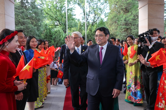 Thủ tướng thăm Đại sứ quán và gặp gỡ cộng đồng người Việt Nam tại Trung Quốc - Ảnh 3.