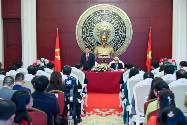 Thủ tướng thăm Đại sứ quán và gặp gỡ cộng đồng người Việt Nam tại Trung Quốc - Ảnh 5.