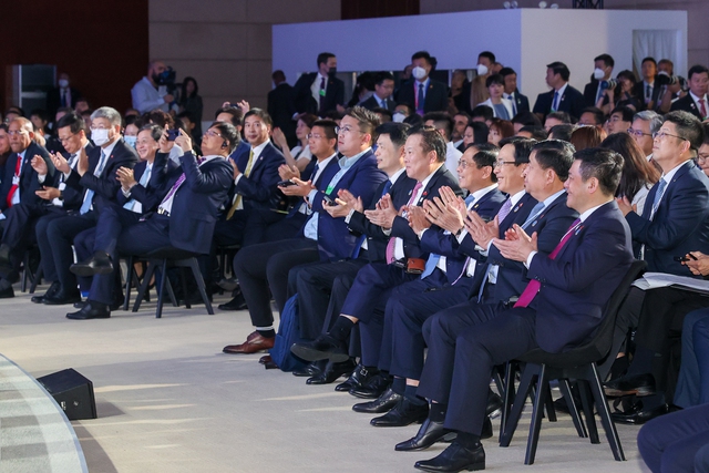 Thủ tướng: 6 định hướng lớn để đương đầu '6 cơn gió ngược' cản trở tăng trưởng kinh tế thế giới và Việt Nam - Ảnh 9. Thủ tướng: 6 định hướng lớn để đương đầu '6 cơn gió ngược' cản trở tăng trưởng kinh tế thế giới và Việt Nam - Ảnh 9.