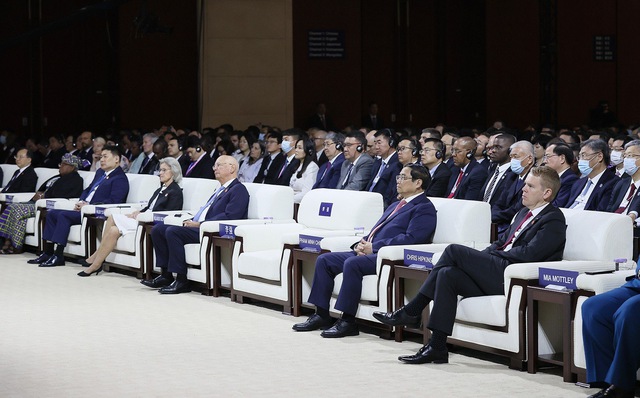 Thủ tướng: 6 định hướng lớn để đương đầu '6 cơn gió ngược' cản trở tăng trưởng kinh tế thế giới và Việt Nam - Ảnh 2. Thủ tướng: 6 định hướng lớn để đương đầu '6 cơn gió ngược' cản trở tăng trưởng kinh tế thế giới và Việt Nam - Ảnh 2.