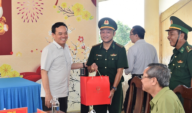 Phó Thủ tướng Trần Lưu Quang thăm cán bộ, chiến sĩ biên phòng An Giang - Ảnh 4.