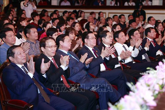 Chủ tịch Quốc hội dự chương trình nghệ thuật 'Vinh quang Tổ quốc Việt Nam' - Ảnh 1.