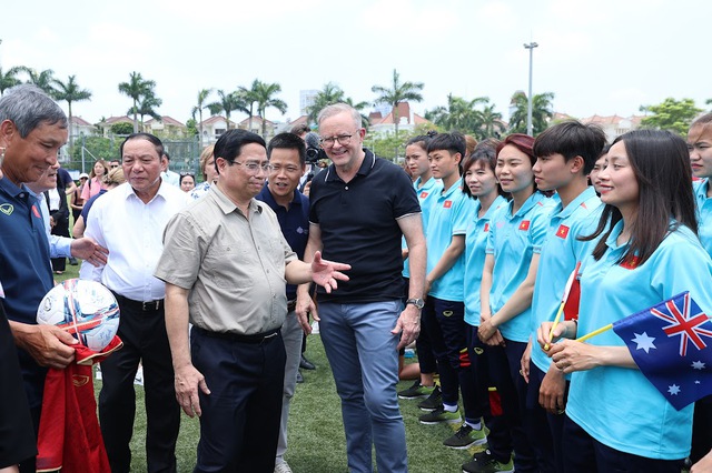 Thủ tướng Việt Nam và Australia giao lưu với 2 đội tuyển bóng đá nữ - Ảnh 2.