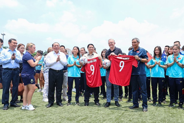Thủ tướng Việt Nam và Australia giao lưu với 2 đội tuyển bóng đá nữ - Ảnh 1.
