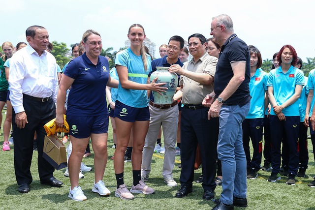 Thủ tướng Việt Nam và Australia giao lưu với 2 đội tuyển bóng đá nữ - Ảnh 5.