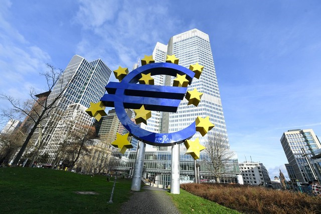 Khu vực đồng Euro rơi vào suy thoái - Ảnh 1.