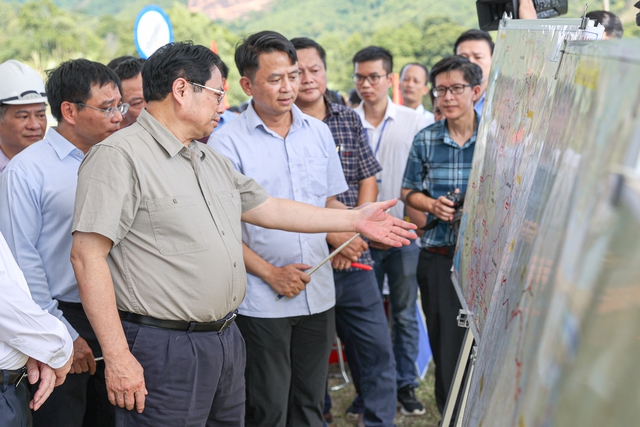 Thủ tướng: Phấn đấu hoàn thành tuyến đường kết nối hồ Ba Bể trong năm nay - Ảnh 2.