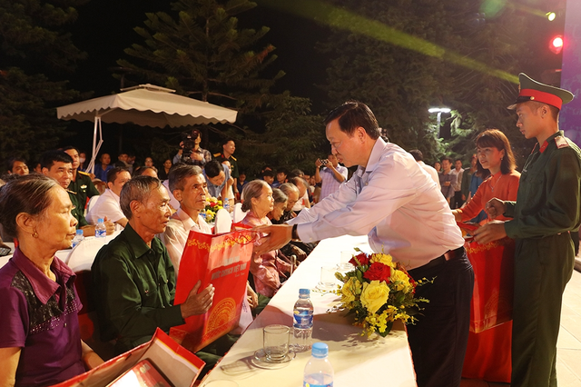 Phó Thủ tướng Trần Hồng Hà dự Chương trình giao lưu nghệ thuật “Điểm tựa hòa bình” - Ảnh 3.