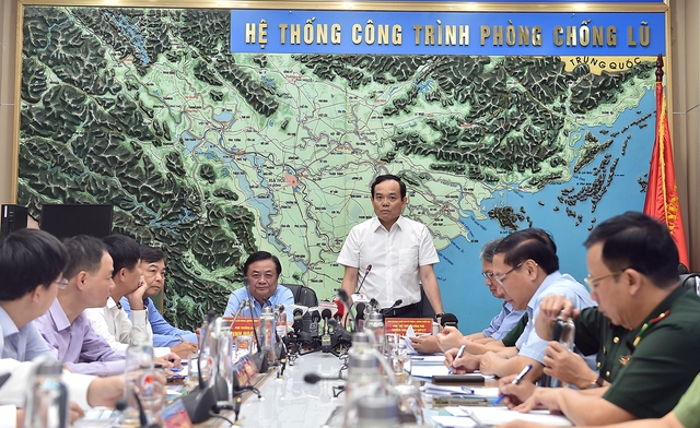 Phó Thủ tướng Trần Lưu Quang chủ trì họp chống bão số 1 - Ảnh 2.
