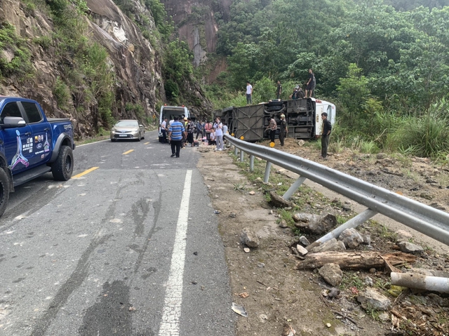 Tập trung tối đa lực lượng cứu chữa nạn nhân vụ tai nạn giao thông đặc biệt nghiêm trọng tại Khánh Hoà - Ảnh 1.