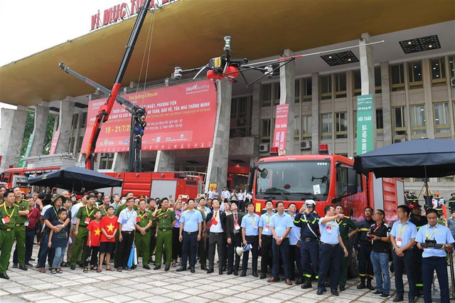 Xem máy bay không người lái, robot và trải nghiệm kỹ năng thoát nạn tại Triển lãm Quốc tế về PCCC&CNCH - Ảnh 9.