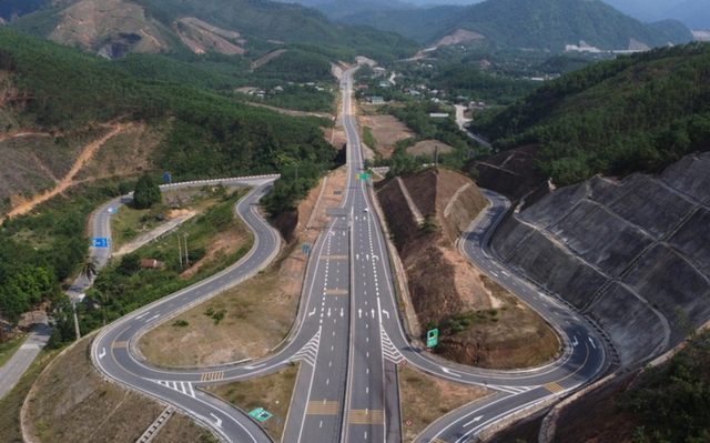 Thủ tướng yêu cầu tháo gỡ khó khăn trong triển khai các dự án đường bộ cao tốc - Ảnh 1.