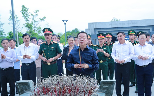 Phó Thủ tướng Trần Hồng Hà dâng hương tưởng niệm anh hùng, liệt sĩ tại chiến trường Điện Biên Phủ - Ảnh 1.