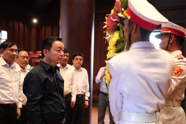 Phó Thủ tướng Trần Hồng Hà dâng hương tưởng niệm anh hùng, liệt sĩ tại chiến trường Điện Biên Phủ - Ảnh 2.