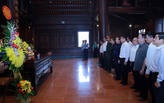 Phó Thủ tướng Trần Hồng Hà dâng hương tưởng niệm anh hùng, liệt sĩ tại chiến trường Điện Biên Phủ - Ảnh 3.