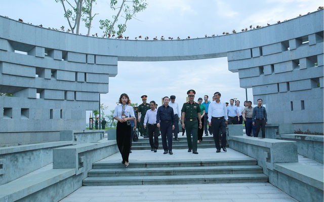 Phó Thủ tướng Trần Hồng Hà dâng hương tưởng niệm anh hùng, liệt sĩ tại chiến trường Điện Biên Phủ - Ảnh 4.