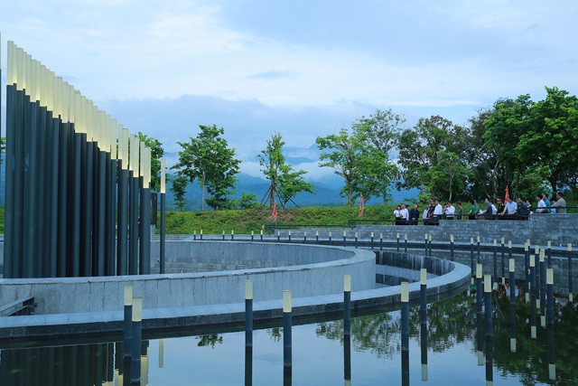 Phó Thủ tướng Trần Hồng Hà dâng hương tưởng niệm anh hùng, liệt sĩ tại chiến trường Điện Biên Phủ - Ảnh 5.