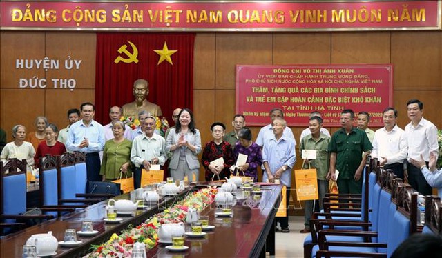 Phó Chủ tịch nước Võ Thị Ánh Xuân thăm, tặng quà gia đình chính sách tại Hà Tĩnh - Ảnh 1.