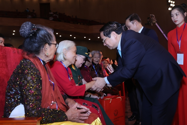Thủ tướng Phạm Minh Chính dự Hội nghị biểu dương người có công tiêu biểu toàn quốc - Ảnh 2.