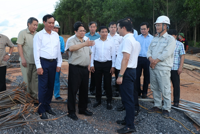 Thủ tướng kiểm tra, khảo sát một số công trình, dự án trọng điểm tại Quảng Trị - Ảnh 1.