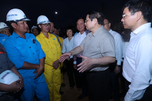 Thủ tướng kiểm tra, khảo sát một số công trình, dự án trọng điểm tại Quảng Trị - Ảnh 2.