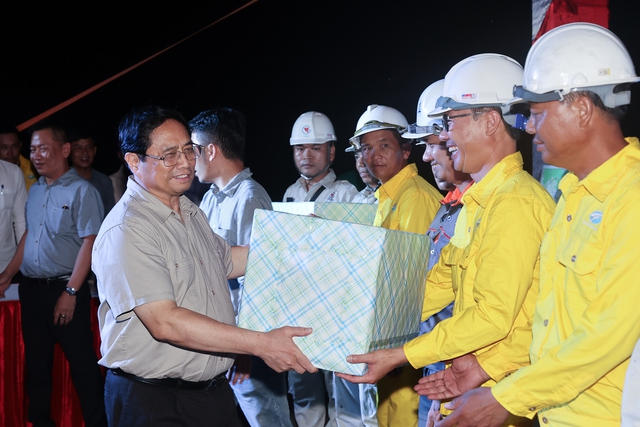 Thủ tướng kiểm tra, khảo sát một số công trình, dự án trọng điểm tại Quảng Trị - Ảnh 4.