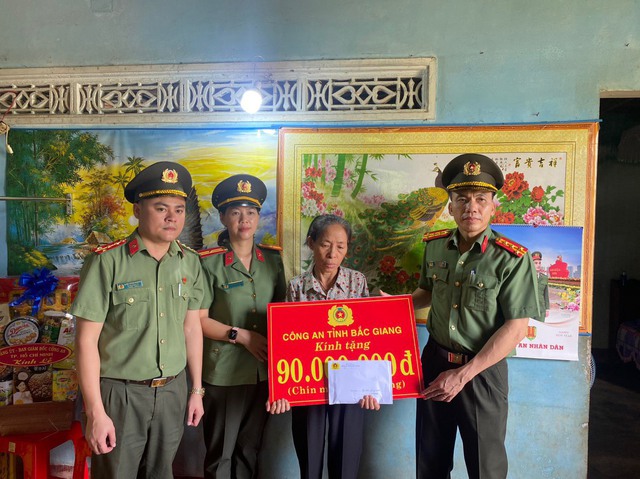 Công an tỉnh Bắc Giang hỗ trợ gia đình liệt sĩ CAND, người dân bị tấn công tại tỉnh Đắk Lắk - Ảnh 1.