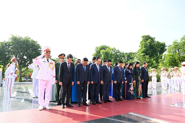 Lãnh đạo Đảng, Nhà nước tưởng niệm các anh hùng liệt sĩ và vào Lăng viếng Chủ tịch Hồ Chí Minh - Ảnh 5.