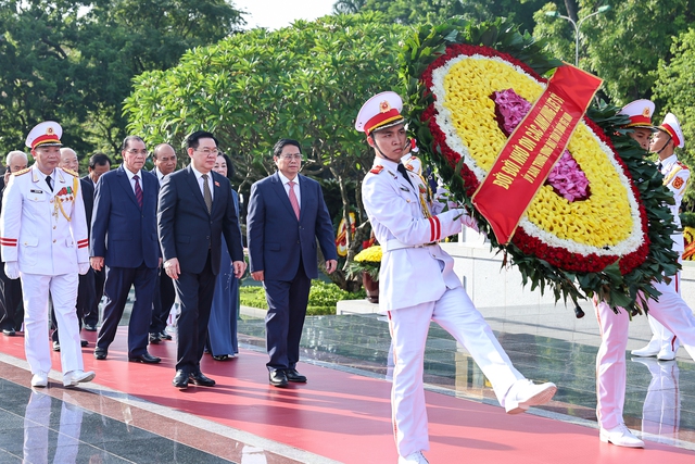 Lãnh đạo Đảng, Nhà nước tưởng niệm các anh hùng liệt sĩ và vào Lăng viếng Chủ tịch Hồ Chí Minh - Ảnh 1.
