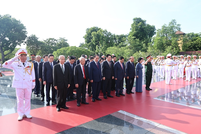 Lãnh đạo Đảng, Nhà nước tưởng niệm các anh hùng liệt sĩ và vào Lăng viếng Chủ tịch Hồ Chí Minh - Ảnh 2.