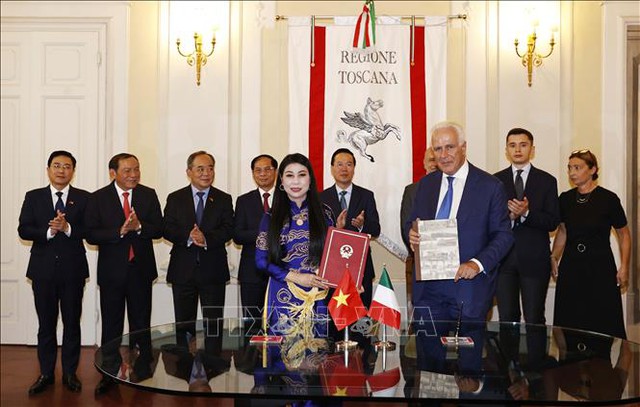 Chủ tịch nước Võ Văn Thưởng gặp Chủ tịch vùng Tuscana và Thị trưởng Firenze - Ảnh 2.