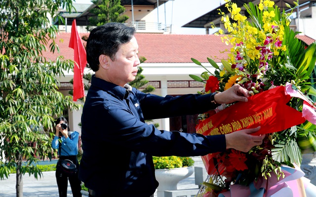 Phó Thủ tướng Trần Hồng Hà dâng hương kỷ niệm 111 năm Ngày sinh Tổng Bí thư Nguyễn Văn Cừ - Ảnh 1.