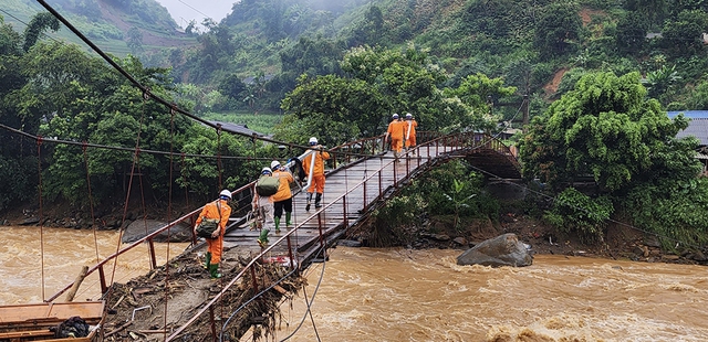 Cấp điện trở lại cho khách hàng bị ảnh hưởng mưa lũ tại Mù Cang Chải - Ảnh 1. Cấp điện trở lại cho khách hàng bị ảnh hưởng mưa lũ tại Mù Cang Chải - Ảnh 1.