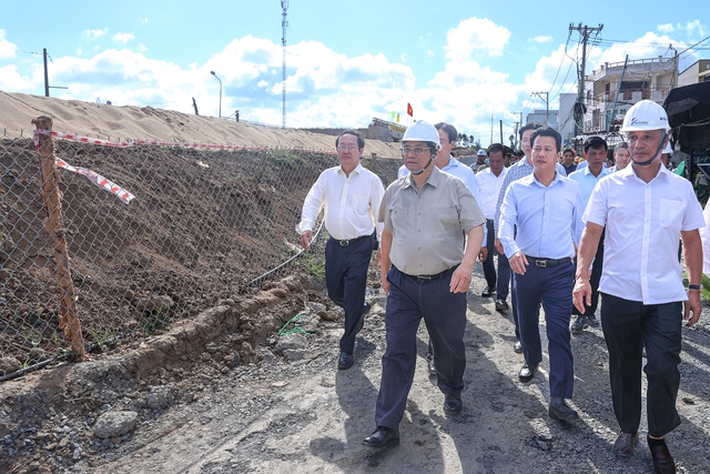 Thủ tướng khảo sát một số dự án đường bộ trọng điểm tại Đồng Tháp - Ảnh 5.