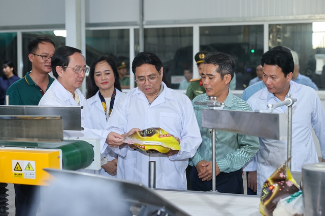 Thủ tướng thăm một số cơ sở sản xuất, chế biến lúa gạo hiện đại, công nghệ cao - Ảnh 1.