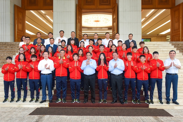 Thủ tướng Phạm Minh Chính, Phó Thủ tướng Trần Hồng Hà cùng các đại biểu chụp ảnh lưu niệm cùng Đội tuyển bóng đá nữ quốc gia - Ảnh: VGP/Nhật Bắc