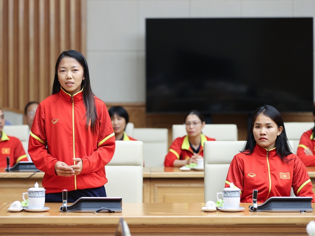 Cầu thủ Huỳnh Như đại diện cầu thủ nữ Đội tuyển phát biểu tại cuộc gặp mặt - Ảnh: VGP/Nhật Bắc