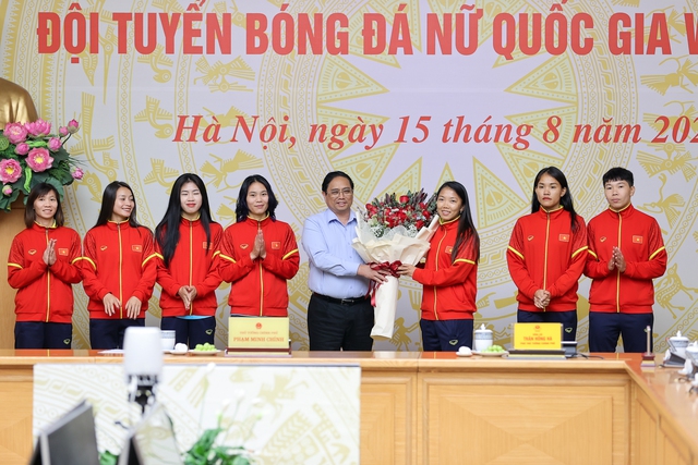 Thủ tướng Phạm Minh Chính tặng hoa cho các cầu thủ Đội tuyển bóng đá nữ quốc gia Việt Nam - Ảnh: VGP/Nhật Bắc