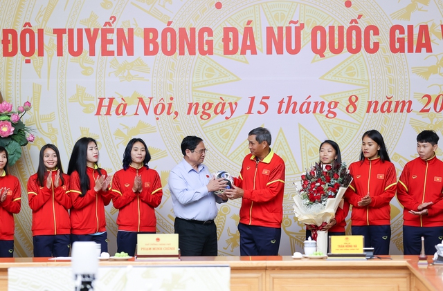 Đội tuyển bóng đá nữ quốc gia Việt Nam tặng Thủ tướng món quà lưu niệm - Ảnh: VGP/Nhật Bắc