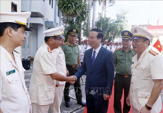 Chủ tịch nước Võ Văn Thưởng dâng hương tưởng niệm Chủ tịch Tôn Đức Thắng - Ảnh 3.