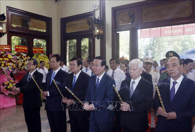Chủ tịch nước Võ Văn Thưởng dâng hương tưởng niệm Chủ tịch Tôn Đức Thắng - Ảnh 1.