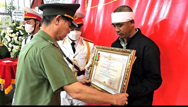 Ba chiến sĩ Công an hy sinh trên đèo Bảo Lộc được truy tặng 'Huân chương Bảo vệ Tổ quốc' - Ảnh 1.